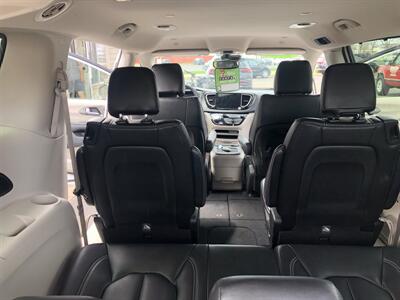 2023 Chrysler Pacifica Touring L   - Photo 18 - Owatonna, MN 55060