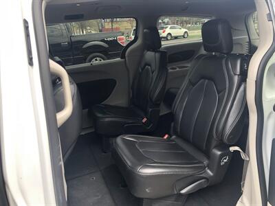 2023 Chrysler Pacifica Touring L   - Photo 16 - Owatonna, MN 55060