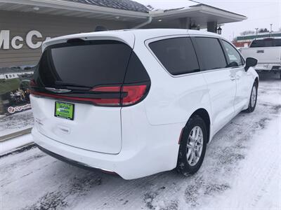 2023 Chrysler Pacifica Touring L   - Photo 9 - Owatonna, MN 55060