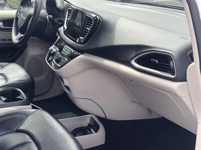 2023 Chrysler Pacifica Touring L   - Photo 12 - Owatonna, MN 55060