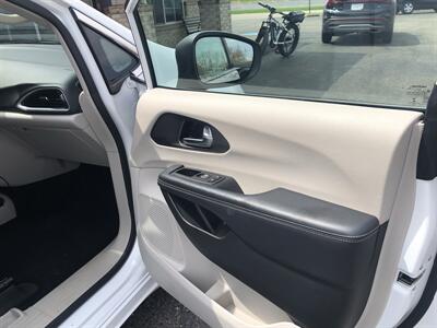 2023 Chrysler Pacifica Touring L   - Photo 13 - Owatonna, MN 55060