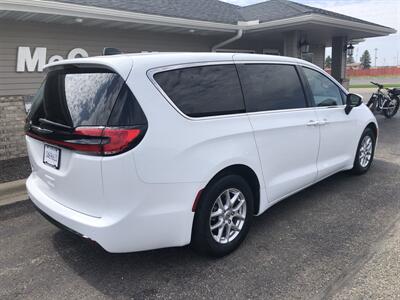 2023 Chrysler Pacifica Touring L   - Photo 8 - Owatonna, MN 55060