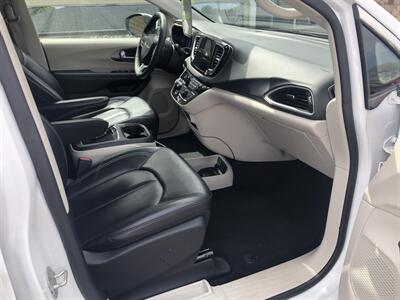 2023 Chrysler Pacifica Touring L   - Photo 11 - Owatonna, MN 55060