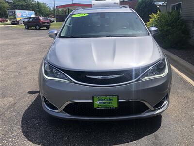 2018 Chrysler Pacifica Limited   - Photo 3 - Owatonna, MN 55060