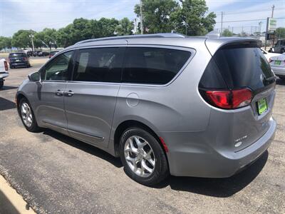 2018 Chrysler Pacifica Limited   - Photo 6 - Owatonna, MN 55060