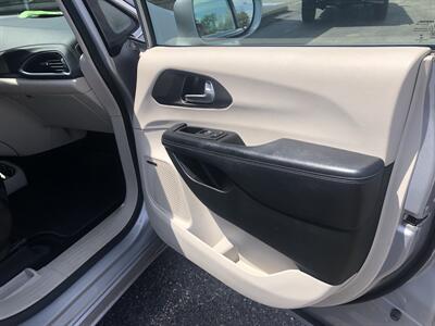 2018 Chrysler Pacifica Limited   - Photo 17 - Owatonna, MN 55060