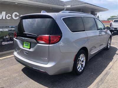 2018 Chrysler Pacifica Limited   - Photo 9 - Owatonna, MN 55060
