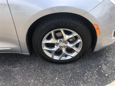 2018 Chrysler Pacifica Limited   - Photo 11 - Owatonna, MN 55060