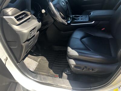 2020 Toyota Highlander XLE   - Photo 12 - Owatonna, MN 55060