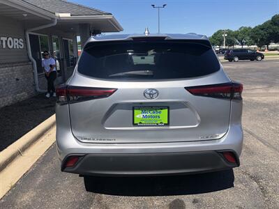 2020 Toyota Highlander XLE   - Photo 7 - Owatonna, MN 55060
