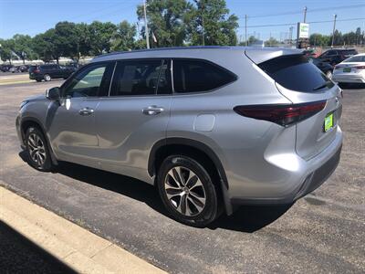 2020 Toyota Highlander XLE   - Photo 6 - Owatonna, MN 55060