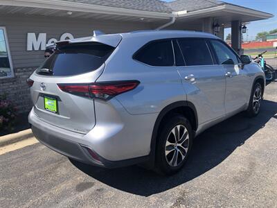 2020 Toyota Highlander XLE   - Photo 8 - Owatonna, MN 55060