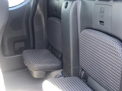 2015 Nissan Frontier SV V6   - Photo 18 - Owatonna, MN 55060