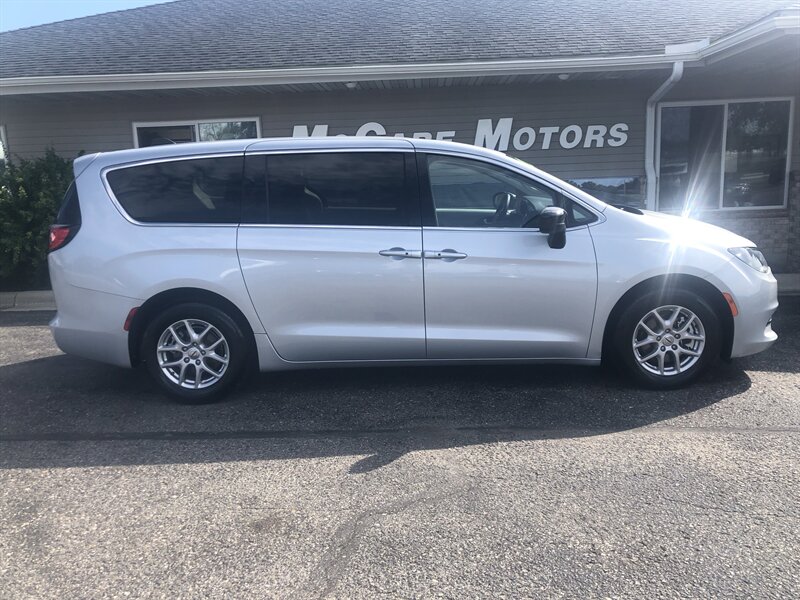 2024 Chrysler Voyager LX   - Photo 1 - Owatonna, MN 55060