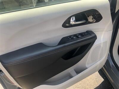 2023 Chrysler Pacifica Limited   - Photo 12 - Owatonna, MN 55060