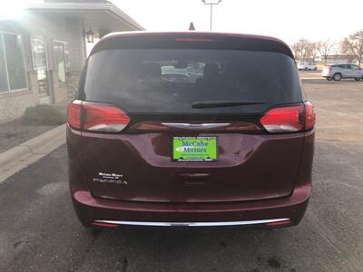 2020 Chrysler Pacifica Touring   - Photo 7 - Owatonna, MN 55060