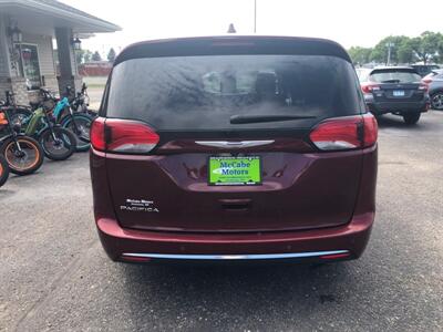 2020 Chrysler Pacifica Touring   - Photo 8 - Owatonna, MN 55060