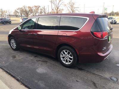 2020 Chrysler Pacifica Touring   - Photo 6 - Owatonna, MN 55060