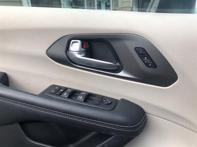 2023 Chrysler Pacifica Touring L   - Photo 30 - Owatonna, MN 55060
