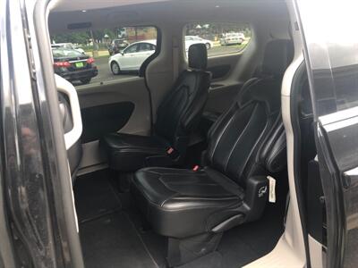 2023 Chrysler Pacifica Touring L   - Photo 13 - Owatonna, MN 55060