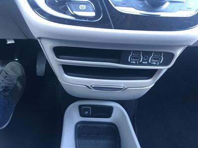 2023 Chrysler Pacifica Touring L   - Photo 35 - Owatonna, MN 55060