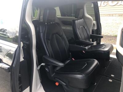 2023 Chrysler Pacifica Touring L   - Photo 17 - Owatonna, MN 55060