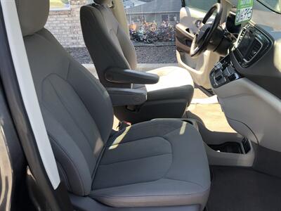 2021 Chrysler Voyager LX   - Photo 15 - Owatonna, MN 55060