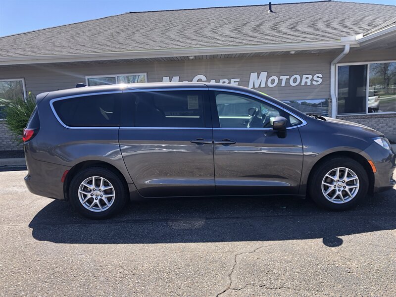 2021 Chrysler Voyager LX   - Photo 1 - Owatonna, MN 55060