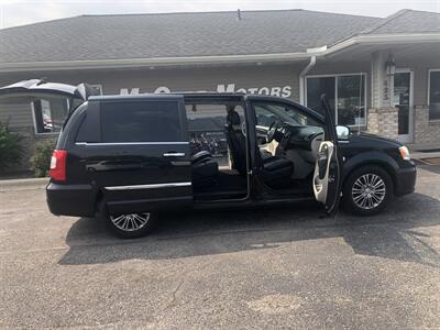 2014 Chrysler Town and Country Touring-L   - Photo 25 - Owatonna, MN 55060