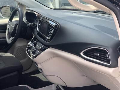 2023 Chrysler Voyager LX   - Photo 11 - Owatonna, MN 55060