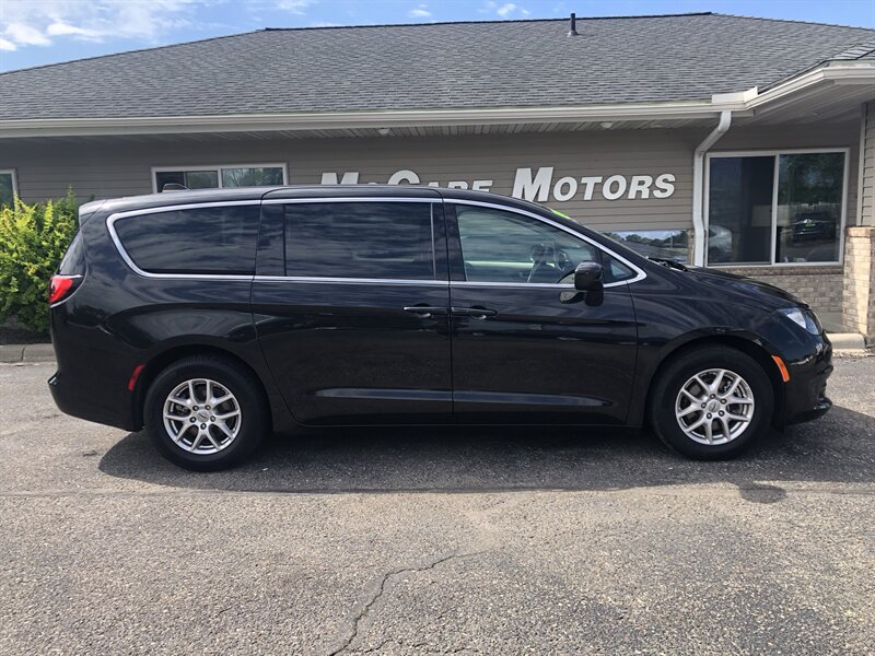 2023 Chrysler Voyager LX   - Photo 1 - Owatonna, MN 55060