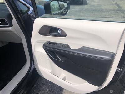 2023 Chrysler Voyager LX   - Photo 12 - Owatonna, MN 55060