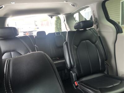 2023 Chrysler Pacifica Touring L   - Photo 5 - Owatonna, MN 55060