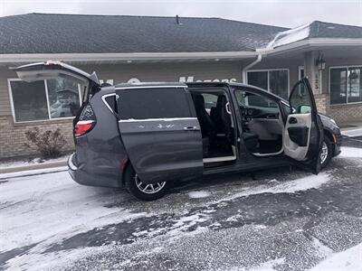2023 Chrysler Pacifica Touring L   - Photo 4 - Owatonna, MN 55060