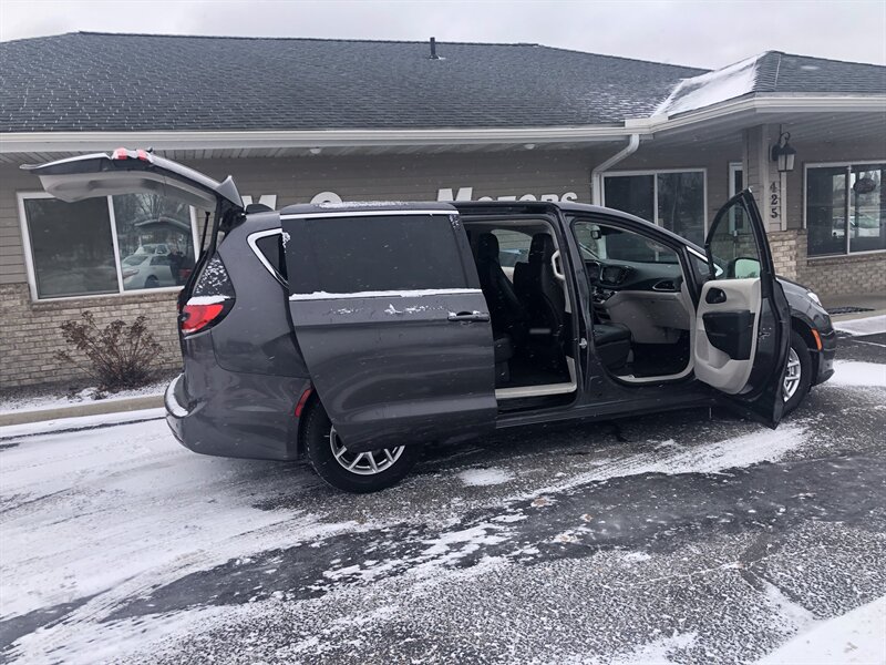 2023 Chrysler Pacifica Touring L   - Photo 1 - Owatonna, MN 55060