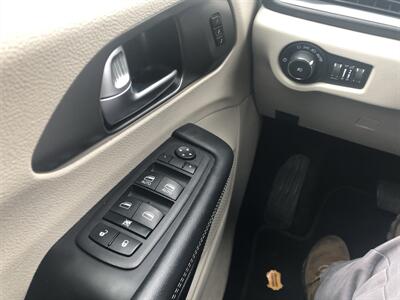 2023 Chrysler Pacifica Touring L   - Photo 16 - Owatonna, MN 55060