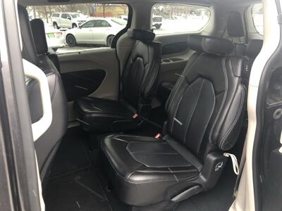 2023 Chrysler Pacifica Touring L   - Photo 10 - Owatonna, MN 55060