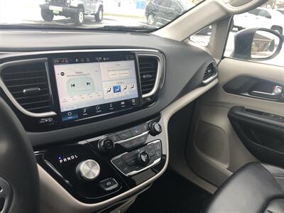 2023 Chrysler Pacifica Touring L   - Photo 15 - Owatonna, MN 55060