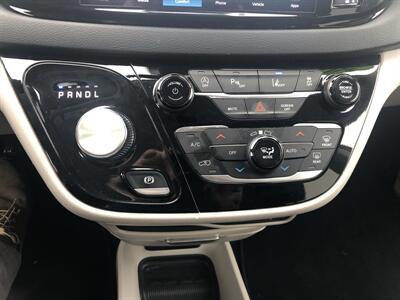 2023 Chrysler Pacifica Touring L   - Photo 3 - Owatonna, MN 55060