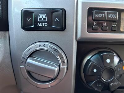 2005 Toyota 4Runner SR5  4x4! RUNS BEAUTIFUL!! - Photo 26 - Valencia, CA 91355