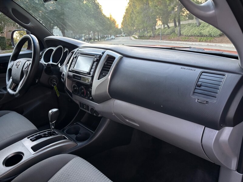 2015 Toyota Tacoma V6 photo 17
