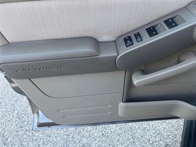2006 Ford Explorer XLS ABSOLUTELY GORGEOUS !!   - Photo 19 - Valencia, CA 91355