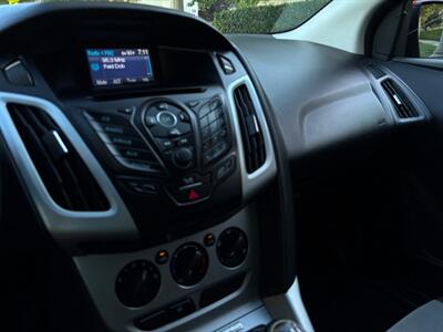 2012 Ford Focus SE  MANUAL! RUNS GREAT!! - Photo 24 - Valencia, CA 91355