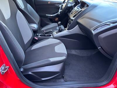 2012 Ford Focus SE  MANUAL! RUNS GREAT!! - Photo 19 - Valencia, CA 91355