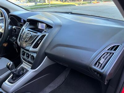 2012 Ford Focus SE  MANUAL! RUNS GREAT!! - Photo 21 - Valencia, CA 91355