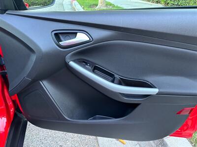 2012 Ford Focus SE  MANUAL! RUNS GREAT!! - Photo 22 - Valencia, CA 91355