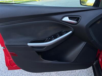 2012 Ford Focus SE  MANUAL! RUNS GREAT!! - Photo 23 - Valencia, CA 91355