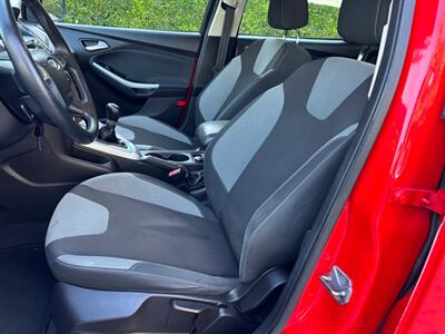 2012 Ford Focus SE  MANUAL! RUNS GREAT!! - Photo 11 - Valencia, CA 91355