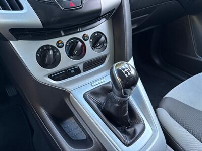 2012 Ford Focus SE  MANUAL! RUNS GREAT!! - Photo 26 - Valencia, CA 91355