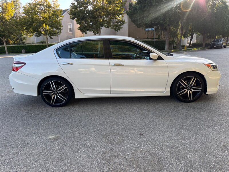 2017 Honda Accord Sport photo 4